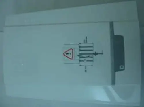 Weiße Frontverkleidung von Remeha mit einer technischen Zeichnung, die Sicherheitswarnungen und Anschlussdiagramme zeigt. Einfaches Design, passend für Heizungsanwendungen.